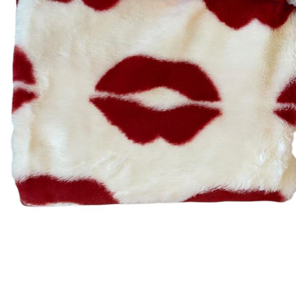 NEW Cupcakes & Cashmere LIPS Faux Fur Throw Blanket 50x70 Red & White Valentine - Picture 3 of 16